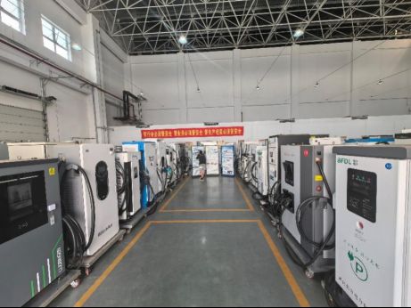 活力中國調研行 能模擬雷擊？一起探秘天津新能源汽車“體檢中心”與新能源裝備